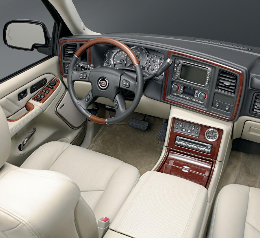  Cadillac Escalade ESV Platinum Edition 2004 года  (фото 4 из 18)